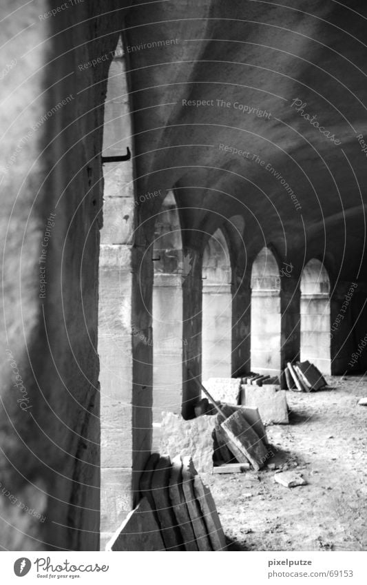 aus alt mach neu Dachüberhang Baustelle Licht Steinplatten Ludwigsburg Restauration schwarz weiß Grauwert Torbogen Schatten monrepos Burg oder Schloss