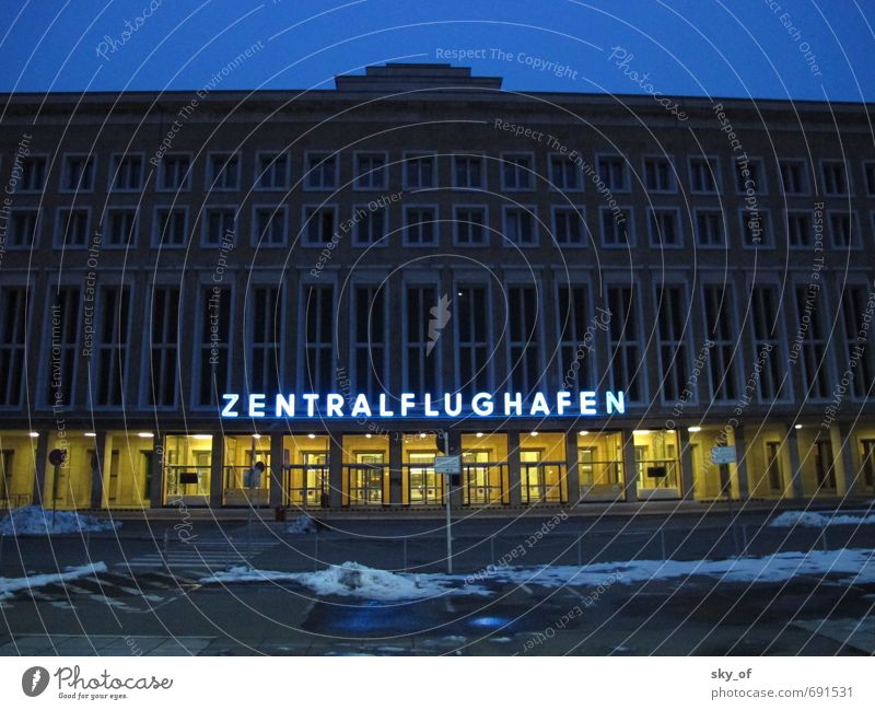 Zentralflughafen Stadt Menschenleer Flughafen Berlin-Tempelhof fliegen Ferien & Urlaub & Reisen fest historisch kalt retro blau Verantwortung Müdigkeit Fernweh