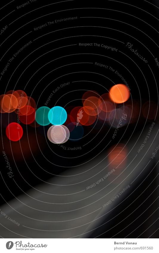 fluchtlicht Richtung Unschärfe Lampe Straßenbeleuchtung Kreis Nacht Stadt Licht Lichterscheinung schwarz mehrfarbig Blech Wasser Reflexion & Spiegelung Ampel
