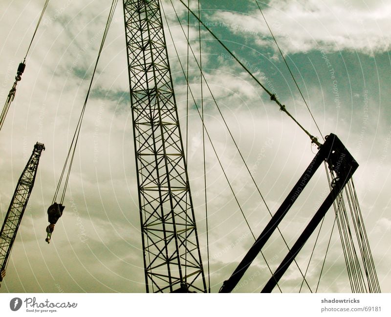 Industrielastkran Kran grün Baustelle Hausbau schwer Wolken Industrielandschaft Material Stahl Babylon dünn Eisen Beton Industriefotografie industriell Europa