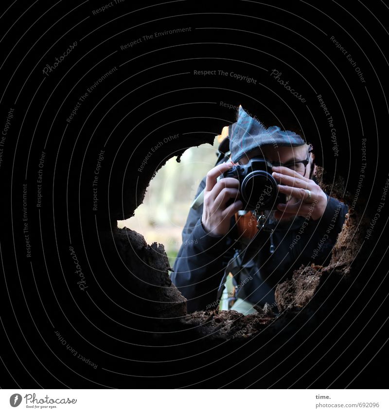 Tunnelblick Mensch 1 Baum Baumstamm Mütze beobachten Blick dunkel entdecken Mittelpunkt skurril Überwachung Vergänglichkeit Fotografieren hohl Farbfoto