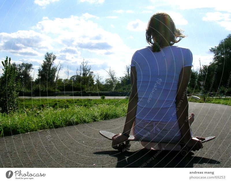 Relaxing in the sun Himmel Wolken grün Baum Fußweg Asphalt Erholung Frau Skateboarding Parkdeck Rolle roll sky clouds blau blue tree trees Straße Wege & Pfade