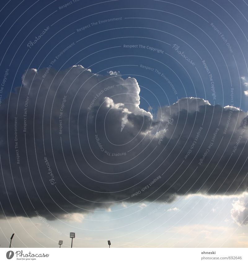 Abstiegsgespenst Sportstätten Stadion Himmel Wolken Gewitterwolken Bochum Flutlicht Mast Endzeitstimmung bedrohlich Hoffnung Farbfoto Außenaufnahme