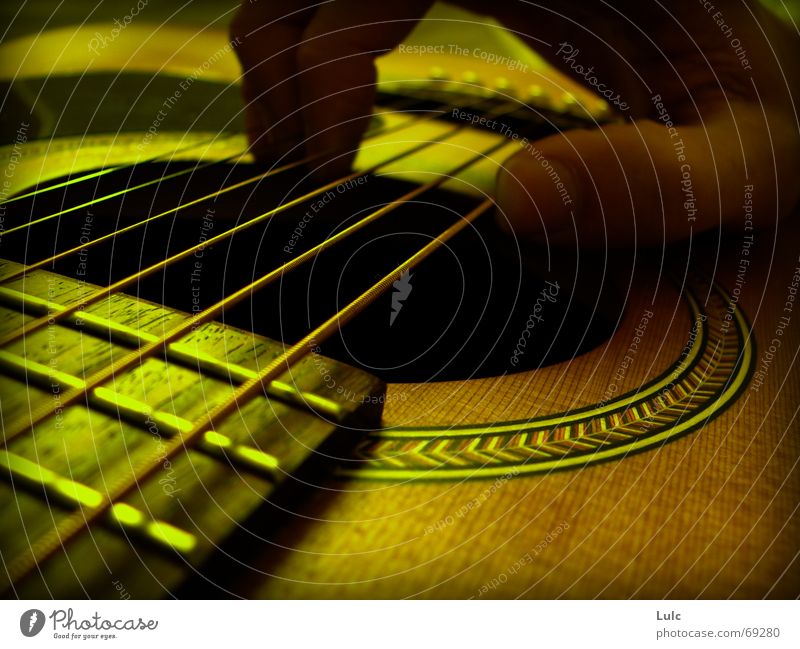 In the mood Musik Physik gelb guitar fingers strings acoustic hole Wärme nostalgic