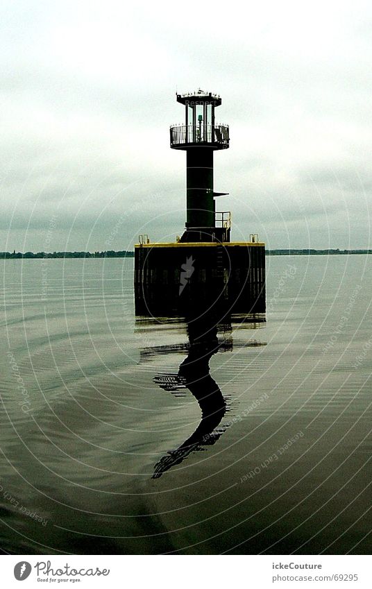 DIe Seeschlange flieht vor dem Turm Meer Leuchtturm Boje schlechtes Wetter grau Wellen Wasser Himmel Wolken