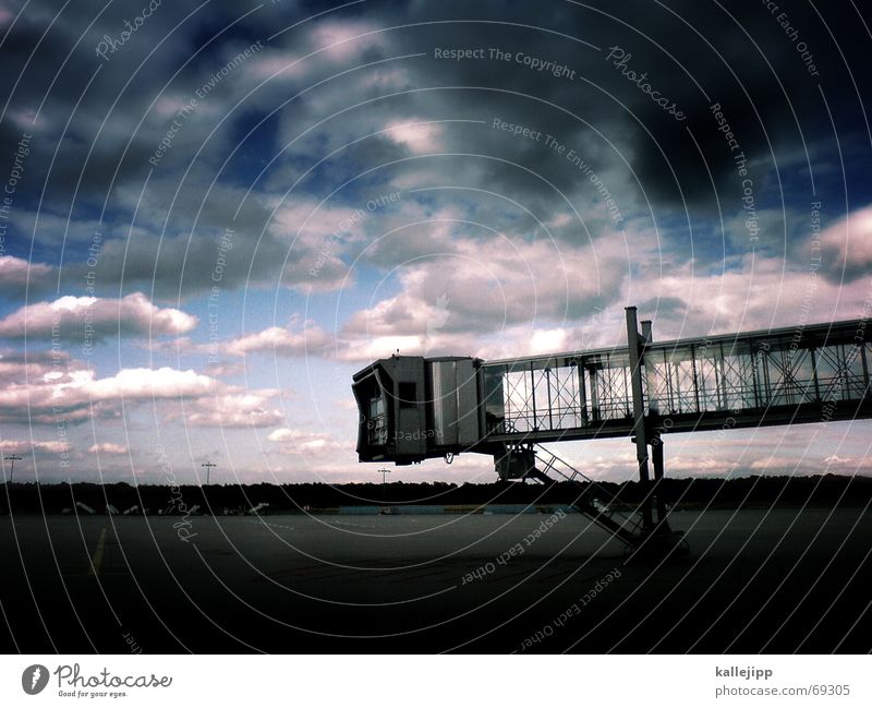 stairway to heaven Beton Stahl Handy-Kamera Rollfeld Finger Flugplatz Flugzeug Ankunft Flughafen 3 kreuze Landschaft Treppe Himmel Landebahn