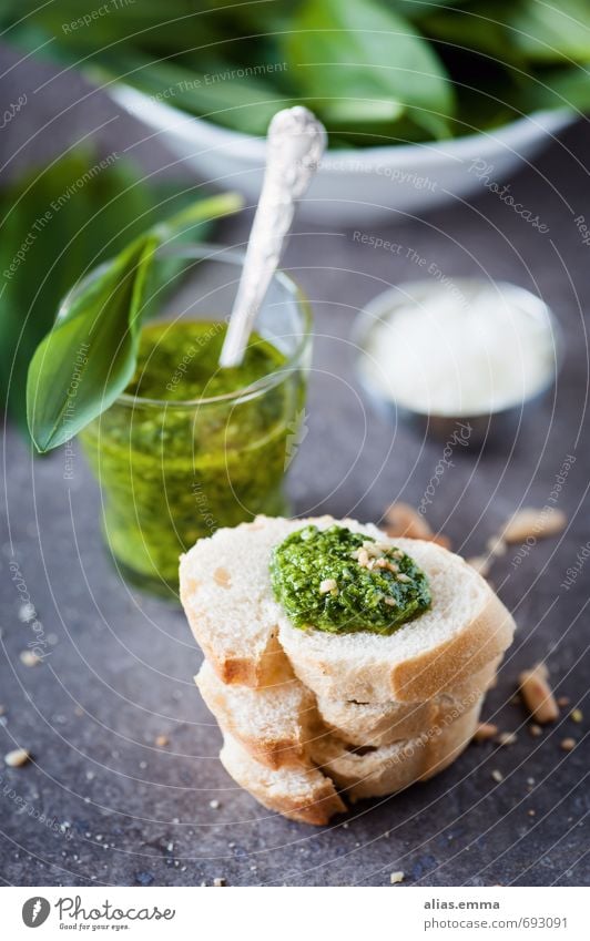 Bärlauchpesto mit Baguette Pesto Waldfrucht Knoblauch Kräuter & Gewürze Geschmackssinn Saucen Dip Pinienkern Gesunde Ernährung Speise Foodfotografie