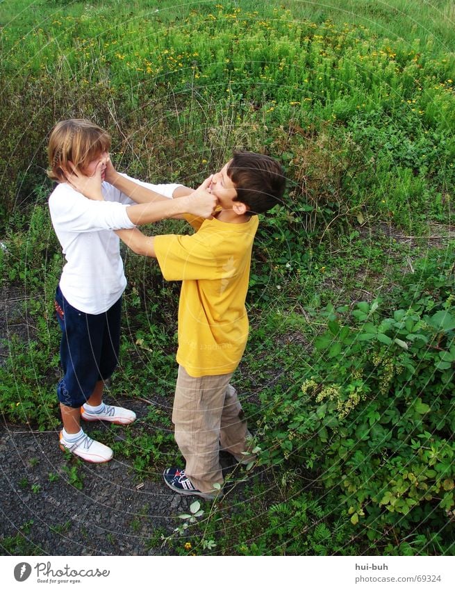 ich drück dir die nase ein Mädchen stehen Zusammensein Gras lustig Kind klein Hose Jacke Pullover T-Shirt Hand Schuhe toben Freude Junge play game Linie