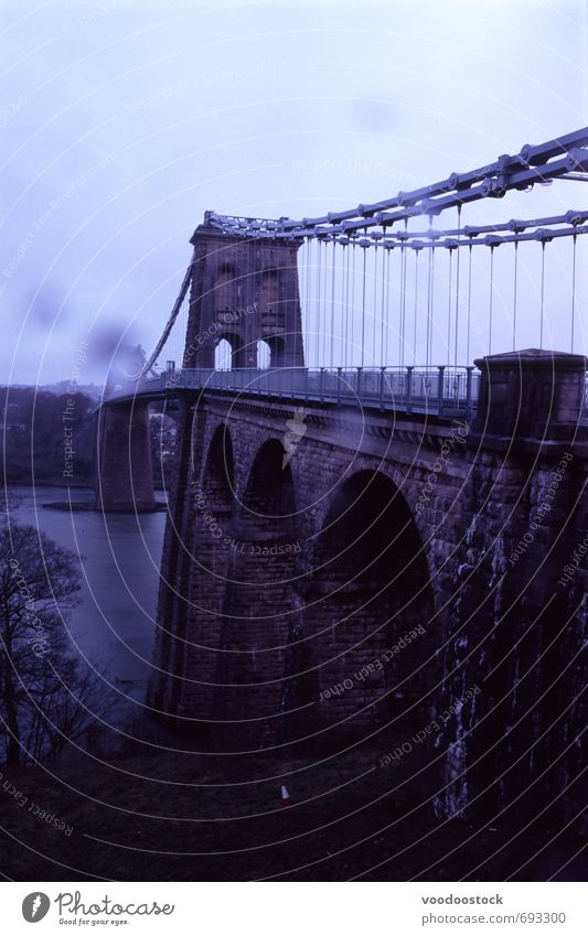 Mensaibrücke mit Regenpunkten Wolken Flussufer Brücke Stein Metall dunkel nass Mensai-Straße Suspension Bogen Kleiderbügel Tropfer Kurve stürmisch Regenhimmel