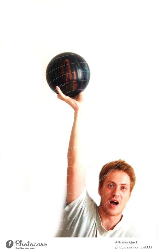 Der Bowler (1) Bowling Bowlingkugel Mann Erfolg Applaus rothaarig Sommersprossen bowler bowlingball Vor hellem Hintergrund monsterschwung siegerpose wurfarm