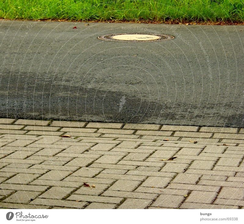 via urbana Muster Regenrinne Wasserrinne Teer Gully Am Rand Wiese Gras Halm grau Verkehrswege Kopfsteinpflaster apshalt teerdecke Straße Pflastersteine