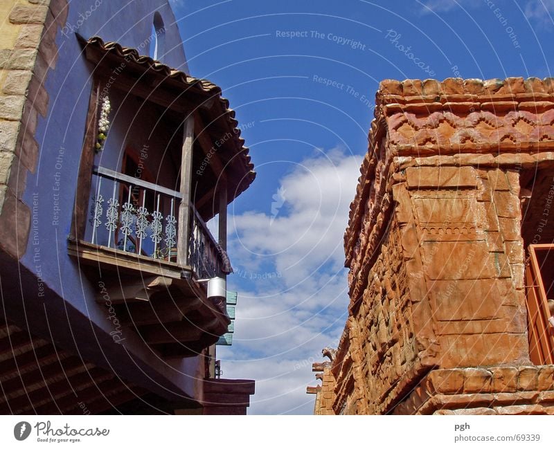 Blick nach oben Haus Balkon Wand Backstein Kontrast Himmel blau rotbraun