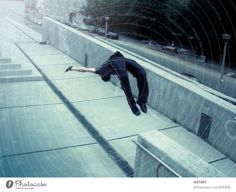 Backflip Jack Le Parkour Stil Rückwärtssalto Salto springen Stadt Sport free running velodrom grafitti Architektur