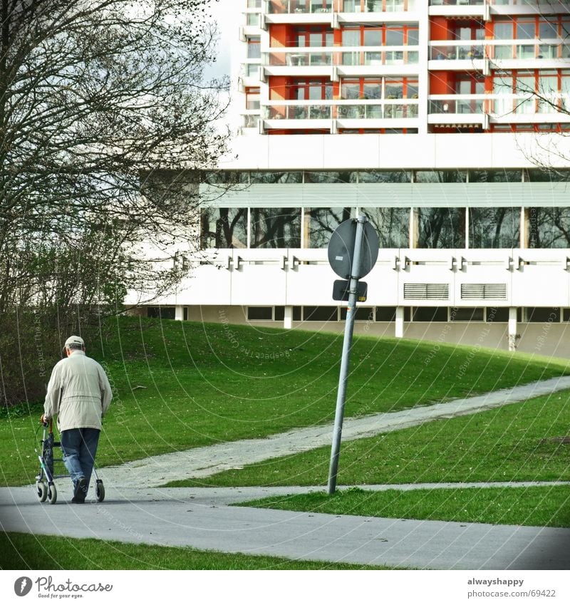 schorsch hat kein bock Senior Gehhilfe Hochhaus Park Verkehrsschild Plattenbau Seniorenheim Wirtschaftswunder orientierungslos Einsamkeit älterer herr