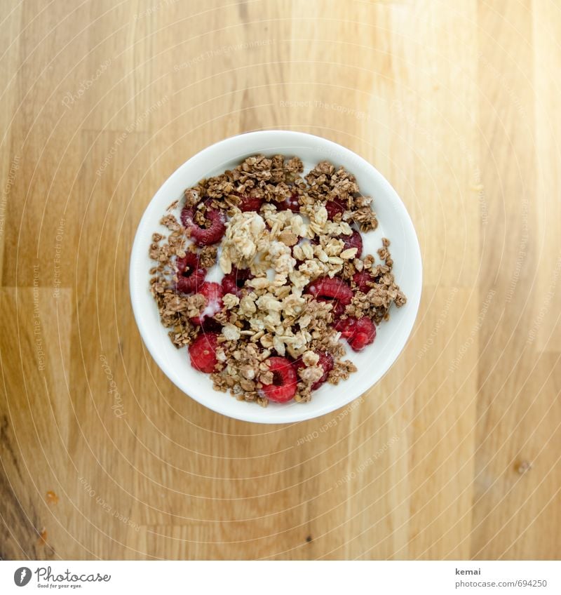 Moin. Frühstück. Lebensmittel Milcherzeugnisse Frucht Getreide Müsli Himbeeren Ernährung Bioprodukte Vegetarische Ernährung Slowfood Schalen & Schüsseln