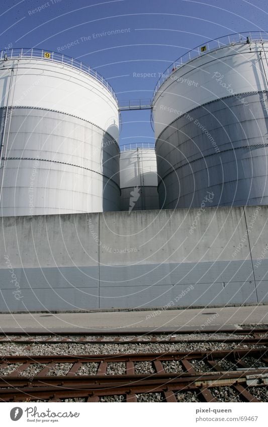 Industrie Farbfoto Außenaufnahme Tag Abend Licht Schatten Silhouette Sonnenlicht Zentralperspektive Fabrik Güterverkehr & Logistik Unternehmen Himmel