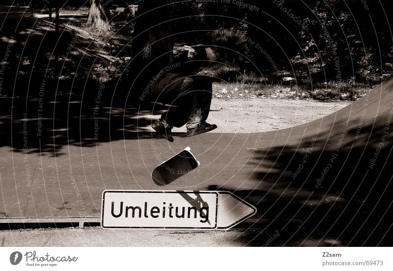 Kickflip on detours Umleitung Skateboarding Halfpipe Salto Stunt Trick springen Sport Stil oben Parkdeck Schilder & Markierungen Funsport hinüber