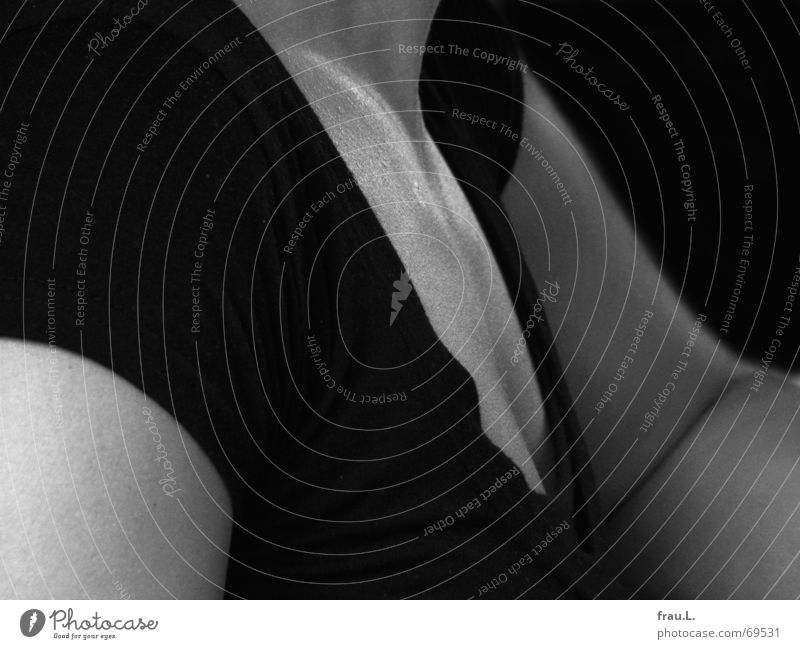 Dekolleté Flaum Brustansatz Frau Unschärfe weich schön geschmackvoll feminin Bekleidung Sommer Arme Hals Haut glänzend Glätte ästhetisch elegant Frauenbrust