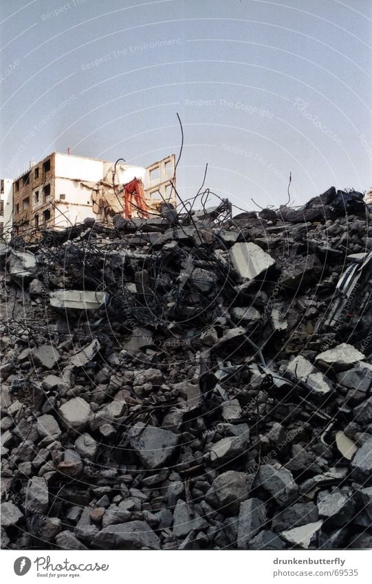 Einstürzende Neubauten (die Zweite) Demontage Bauarbeiter Haus Bagger Beton Baustelle Zaun Plattenbau Zerstörung Ruine Stein Himmel