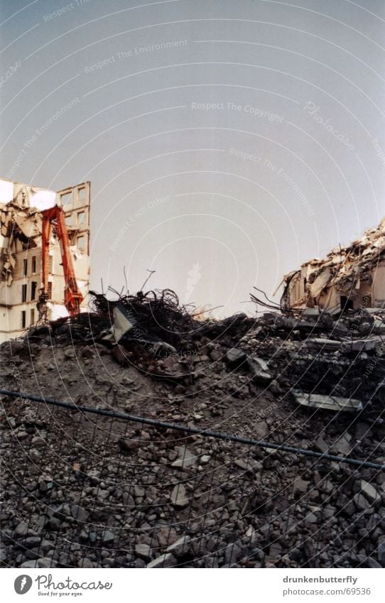 Einstürzende Neubauten (die Dritte) Demontage Bauarbeiter Haus Bagger Beton Baustelle Zaun Plattenbau Zerstörung Ruine Stein Himmel