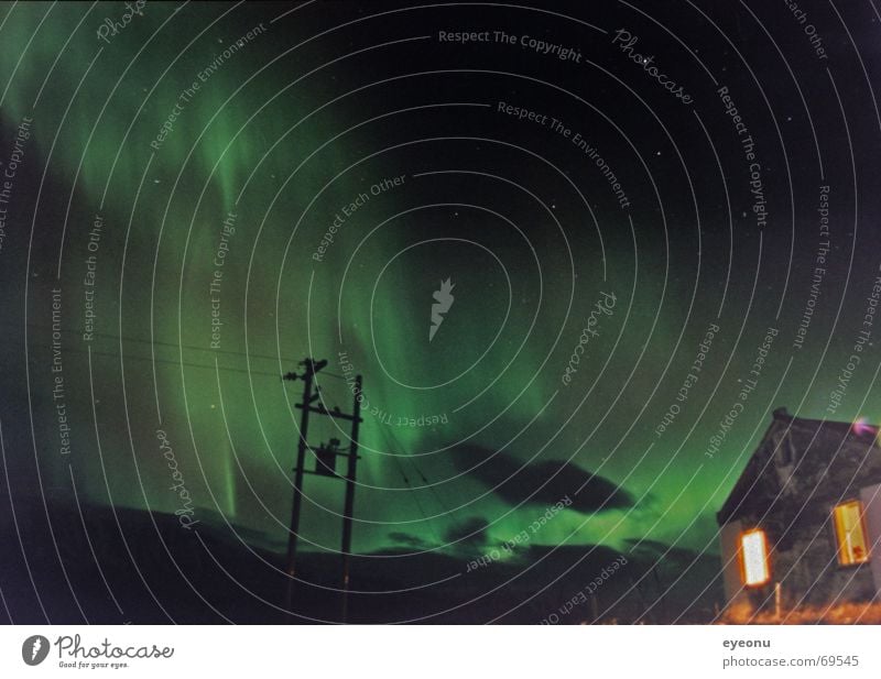 Nordlicht über Steintun Bauernhof Baracke Island Nacht Strommast Langzeitbelichtung ruhig Haus Nachtruhe Bruchbude Himmelskörper & Weltall Paradies verfallen