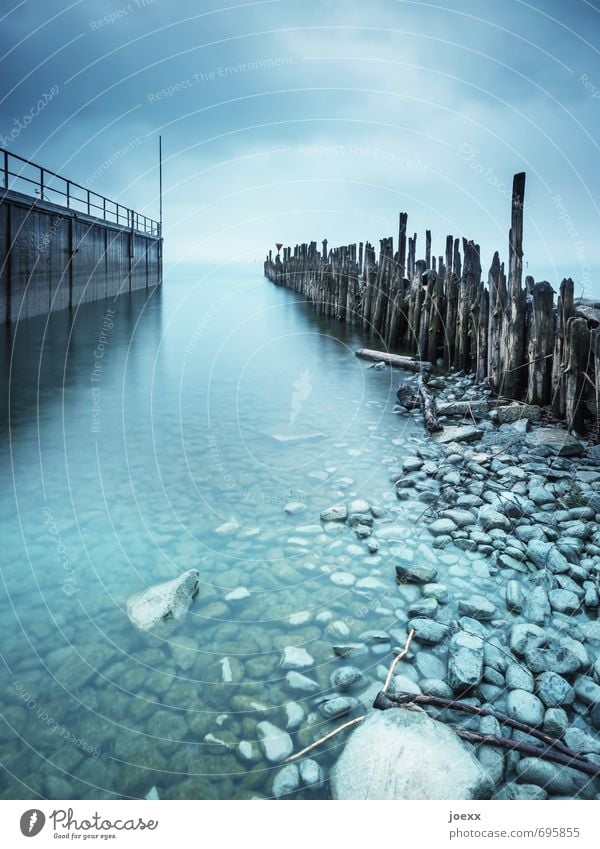 Ausweg Wasser Himmel Wolken Horizont Herbst schlechtes Wetter alt Partnerschaft bizarr Endzeitstimmung Farbfoto Außenaufnahme Menschenleer Tag Kontrast