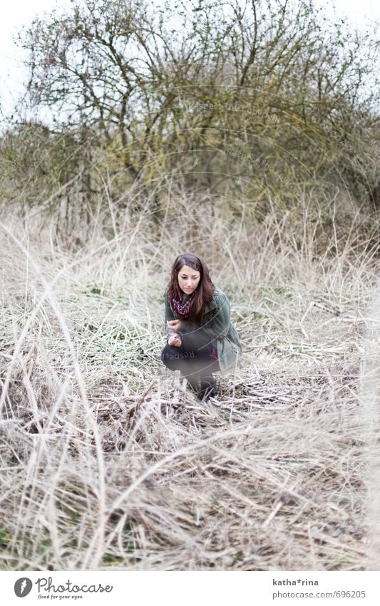 abseits . Mensch feminin Junge Frau Jugendliche 1 18-30 Jahre Erwachsene Natur Pflanze Baum Gras Feld brünett langhaarig natürlich stachelig trocken wild braun