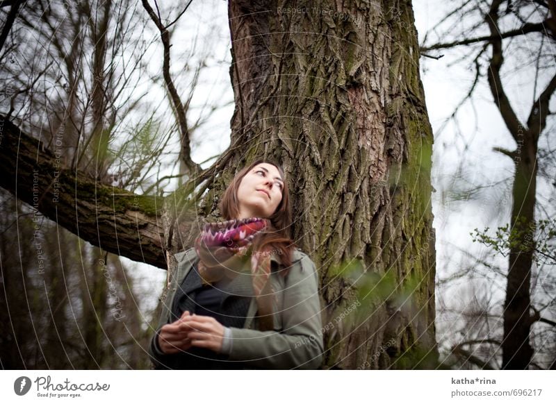 * Mensch feminin Junge Frau Jugendliche 1 18-30 Jahre Erwachsene Natur Wolken Baum Schal brünett langhaarig braun grün Zufriedenheit ruhig anlehnen Denken