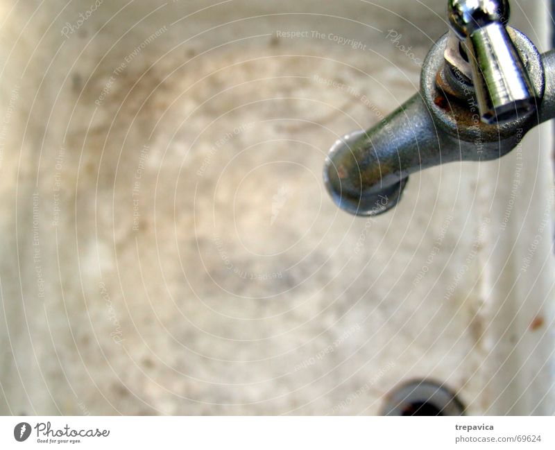 wasserhahn leer trocken Abfluss dreckig Wasser alt dünn Metall washbecken Einsamkeit silber Armatur