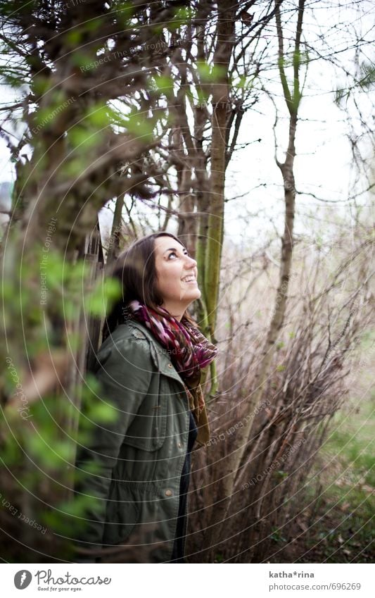 lebensfroh . Mensch feminin Junge Frau Jugendliche 1 18-30 Jahre Erwachsene Natur Baum Sträucher Garten Jacke Schal brünett langhaarig Holz Freundlichkeit