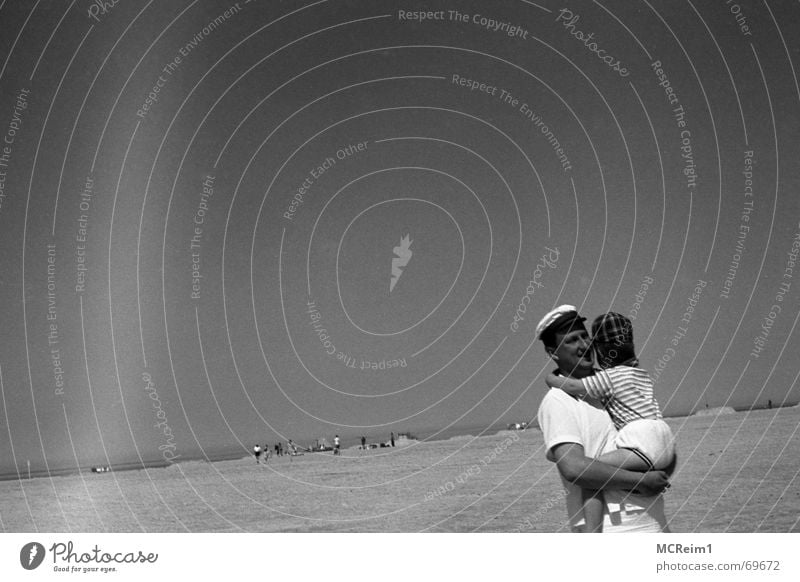 Vater und Sohn am Strand von St. Peter Ording Sommer Sechziger Jahre Ferien & Urlaub & Reisen St. Peter-Ording Kind Mann 1968 Himmel Vatertag