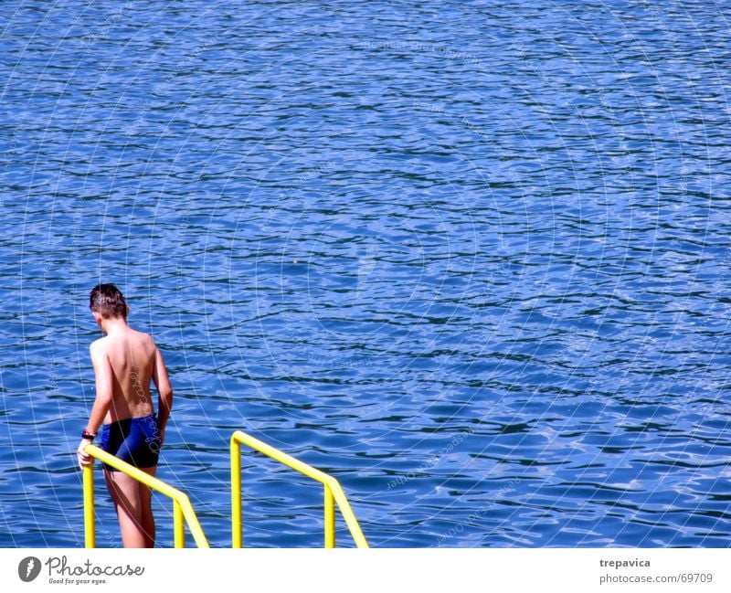 junge und wasser Kind See springen unsicher Badebekleidung Wasser Junge Angst blau