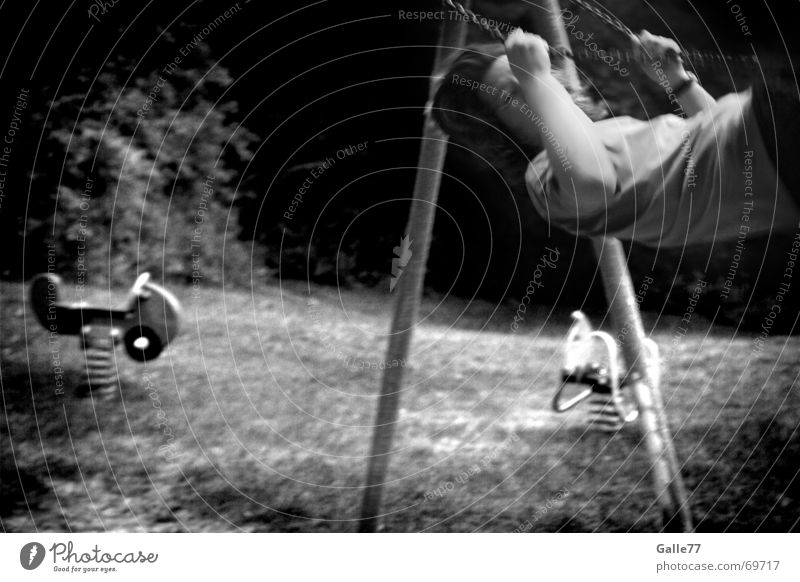 schöne Zeit Schaukel Schwung vorwärts zurück Spielplatz Kind Flügel Jugendliche Freude