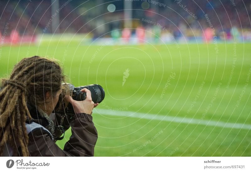 Paparasta Sport Fußball Sportstätten Sportveranstaltung Fußballplatz Mensch feminin Junge Frau Jugendliche Erwachsene Kopf Haare & Frisuren Hand Finger 1 grün