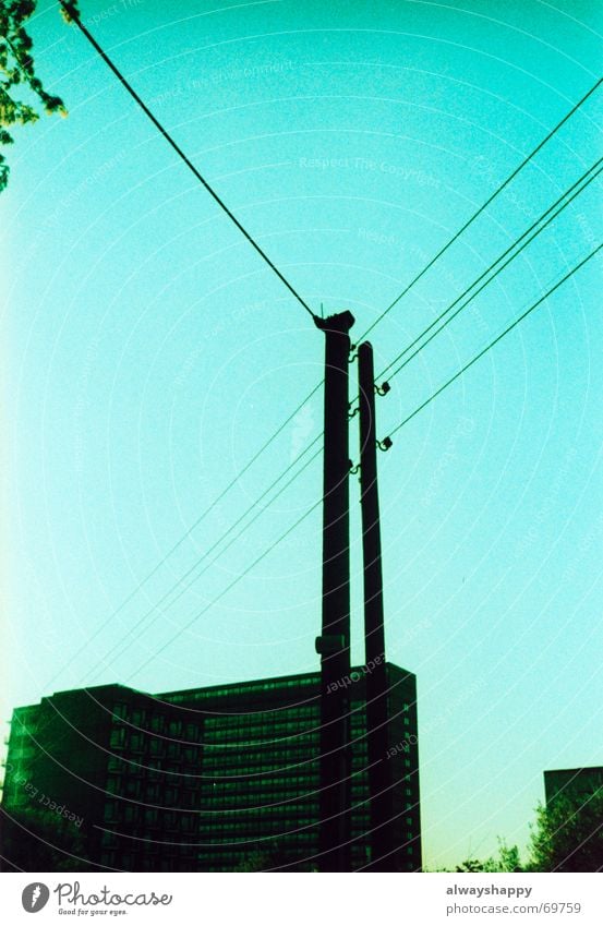 es wird abend im ghetto Hochhaus Beton Cross Processing Holga zyan Baum Wohnhochhaus Ghetto Verzweiflung Erwartung träumen Ausbruch entkommen Problematik