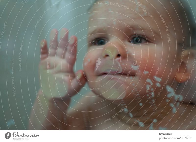 Badspaß Freude schön Körperpflege Gesicht Wellness Wohlgefühl Zufriedenheit Schwimmen & Baden Mensch Kind Baby Kleinkind 1 Wasser Glas genießen Lächeln stehen