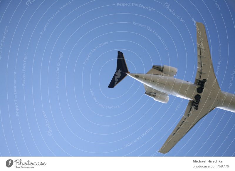 Los jetzt, raus hier! Flugzeug Passagierflugzeug Abdeckung Triebwerke Tragfläche Leitwerke Fahrwerk Landeklappe Himmel blau aircraft Wege & Pfade nonstop