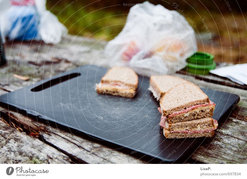 Stullchen Teigwaren Backwaren Brot Ernährung Picknick Ferien & Urlaub & Reisen Ausflug Camping wandern Natur Schneidebrett Plastiktüte Holz Erholung Essen