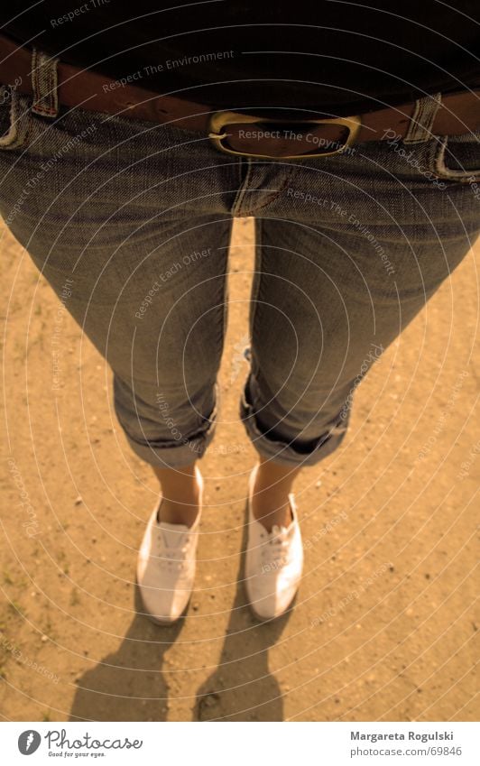 laaaange Beine Schuhe Vogelperspektive Hose Gürtel Gürtelschnalle dünn Hüfte orange Jeanshose Erde