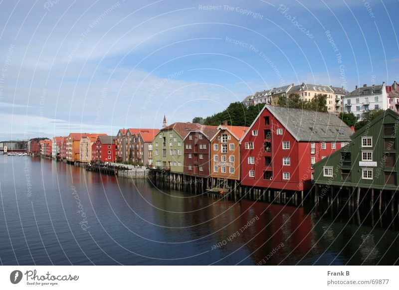 Trondheimhäuser Haus Lagerhalle mehrfarbig Wasserstraße Verkehrswege Norden Stadt Norwegen Skandinavien einladend historisch Außenaufnahme houses colorfull