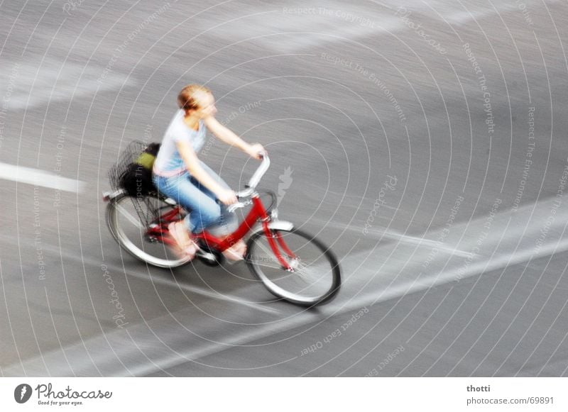 bike in motion Fahrrad Frau Verkehr Fahrbahn Straße Bewegung Mischung Wege & Pfade traffic Fahrradfahren