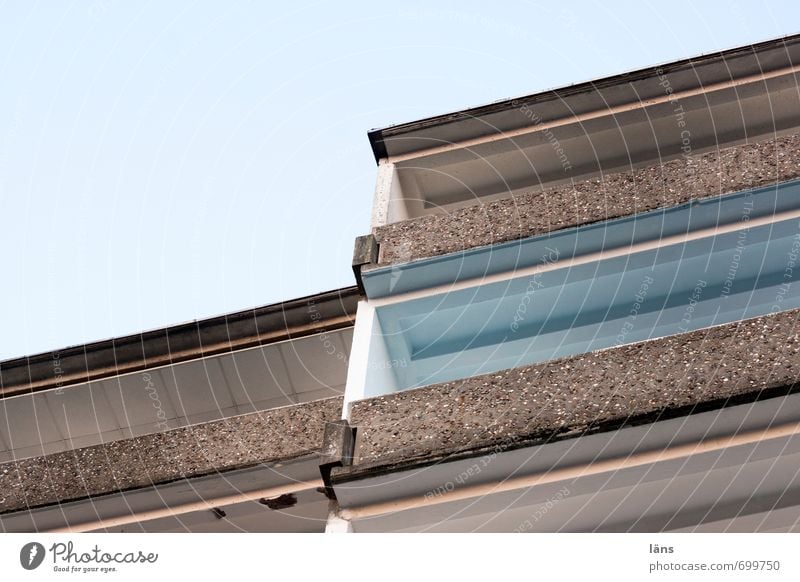 aussichtsreich Stadtzentrum Haus Hochhaus Bauwerk Gebäude Mauer Wand Balkon Stein Beton Häusliches Leben eckig einfach Zusammensein hoch blau grau modern Ferne