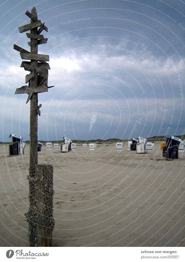 Wo wenn nicht hier Meer Unwetter Strand Wolken grau Natur Strandkorb Holz Richtung weiß gelb rot Wege & Pfade Regen Gewitter blau rain sea blue Sand Wasser