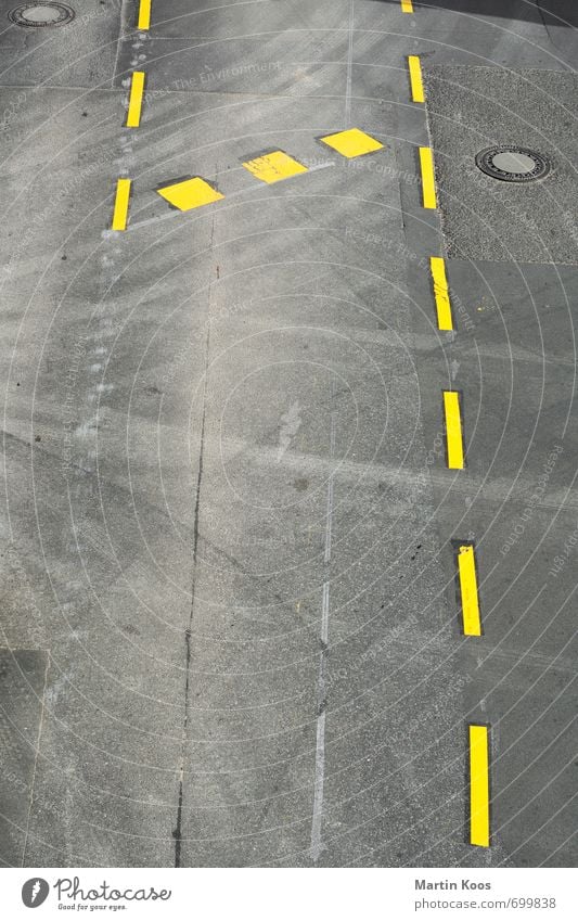 Spur 1 Stadt Straße Wege & Pfade Verkehrszeichen Verkehrsschild PKW Stein Beton Ziffern & Zahlen alt neu gelb grau Asphalt Farbfoto Muster Strukturen & Formen