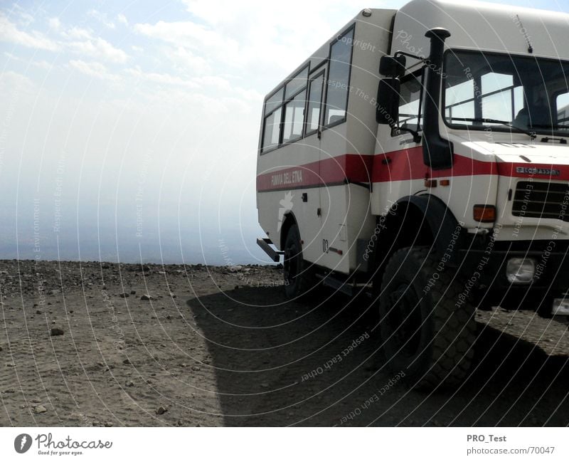 Truckstop Lastwagen Lava Sizilien Außenaufnahme Italien Berge u. Gebirge Himmel etna Niveau Brandasche