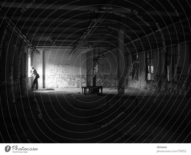 kaspar hauser Fenster schwarz weiß dunkel Leipzig Licht Industriefotografie Lagerhalle Raum Einsamkeit melacholie dreckig Typ Mensch analog fernseher