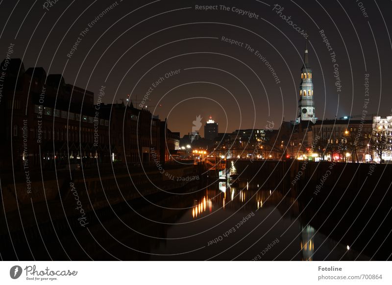 Hamburg bei Nacht Wasser Himmel Wolken Fluss Stadt Hafenstadt Haus Kirche Bauwerk Gebäude Architektur dunkel schwarz Farbfoto Gedeckte Farben Außenaufnahme