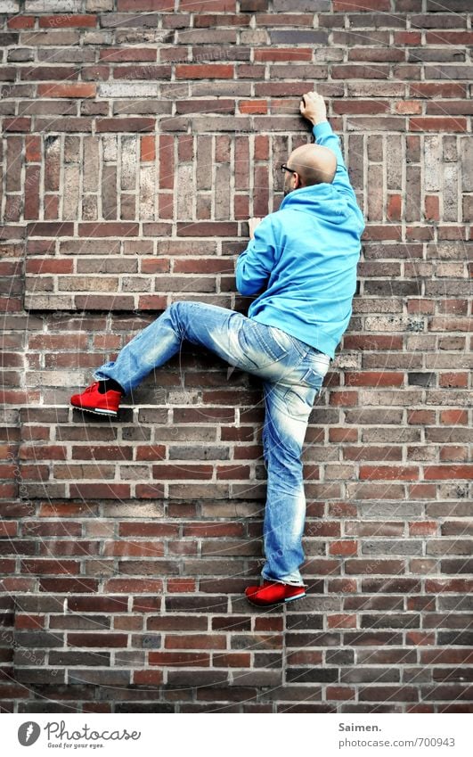 urban climbing Sport Fitness Sport-Training Klettern Bergsteigen Mensch maskulin Mann Erwachsene Körper 1 18-30 Jahre Jugendliche Industrieanlage Mauer Wand