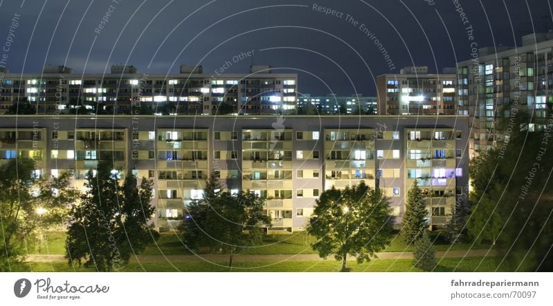 Genossenschaft Dresden Nacht Haus Licht Straßenbeleuchtung Baum Neubau Sanieren Block Fenster Balkon grün ruhig Wohnung Langzeitbelichtung Außenaufnahme