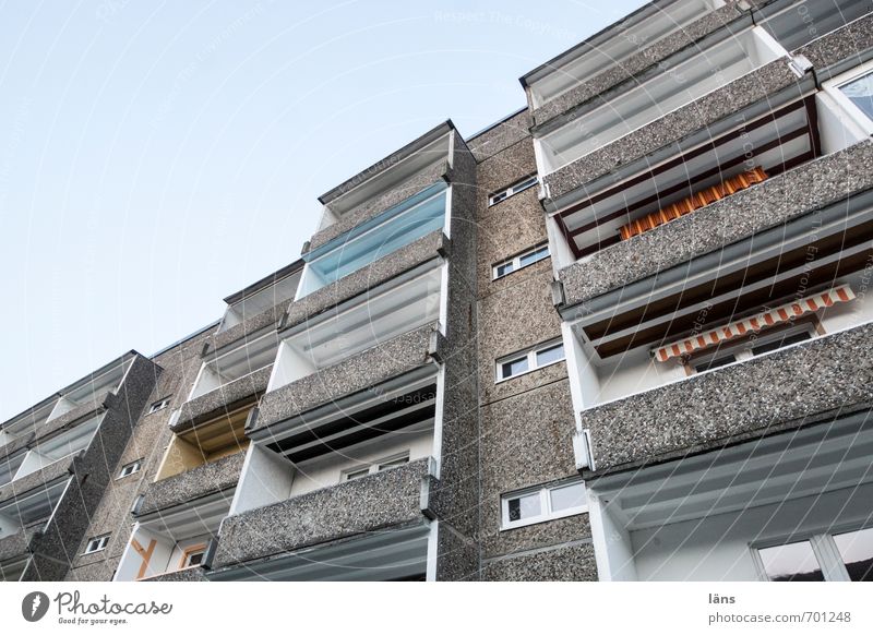 Volksburg Häusliches Leben Haus Himmel Stadt bevölkert Hochhaus Bauwerk Gebäude Architektur Plattenbau Balkon Beton grau Perspektive Zusammenhalt Heimat